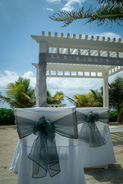 Een Witte Stoel Voor Bruiloft Receptie Het Strand — Stockfoto