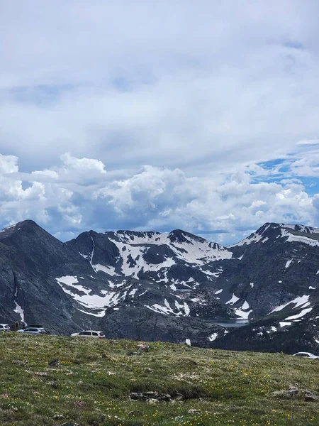 曇り空の下の美しい山岳風景 — ストック写真