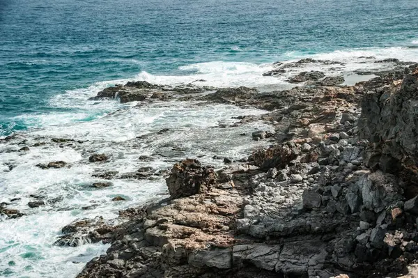 阳光普照的岩石海滩风景 — 图库照片