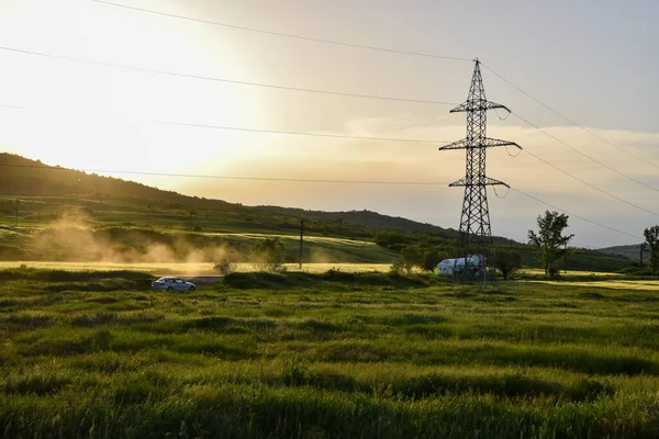 Dağların Üzerinde Büyüleyici Bir Altın Gün Batımı Manzarası — Stok fotoğraf