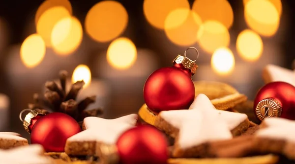 赤いクリスマスツリーのおもちゃと多くのシナモンスタークッキーの選択的なショット — ストック写真
