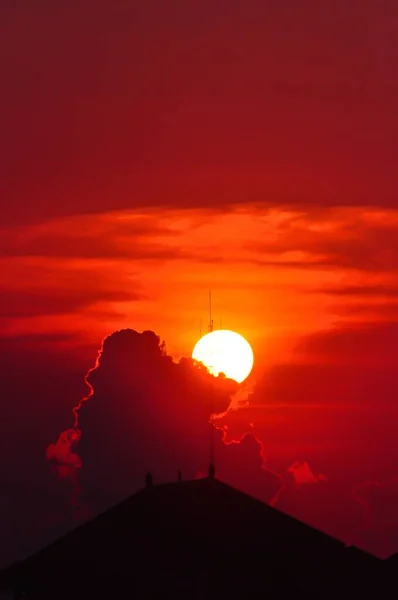 Plano Vertical Una Silueta Una Azotea Atardecer — Foto de Stock