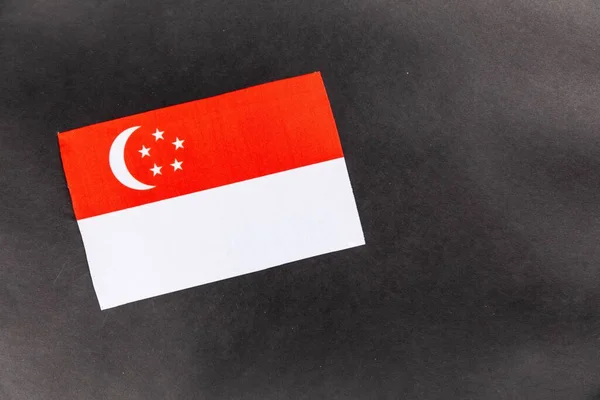 어두운 배경에서 싱가포르 국기의 — 스톡 사진