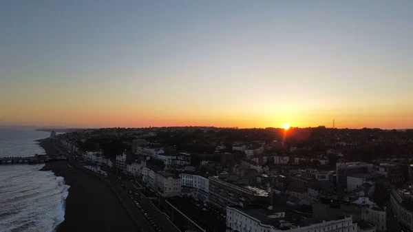 Ein Malerischer Sonnenaufgang Über Der Friedlichen Küstenstadt — Stockfoto