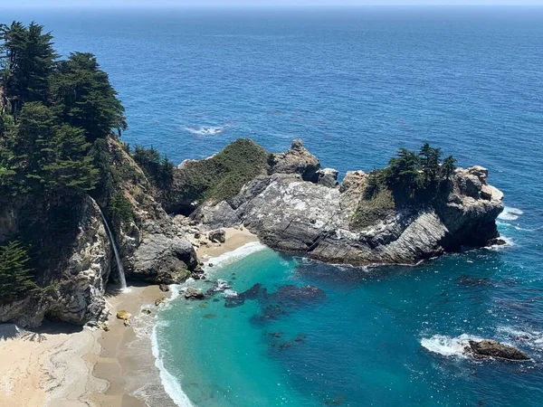 Kaliforniya Nın Big Sur Sahili Ndeki Mcway Koyu Manzaralı — Stok fotoğraf