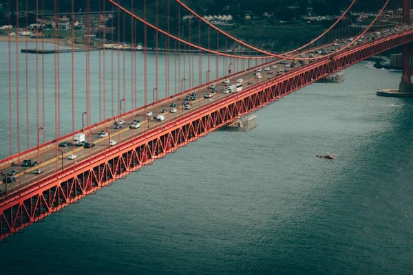 Egy Gyönyörű Felvétel Egy Népszerű Golden Gate Hídról Amin Autók — Stock Fotó