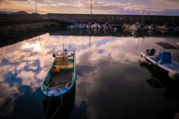 Eine Schöne Aufnahme Von Fischerbooten Die Bei Sonnenuntergang Andocken — Stockfoto