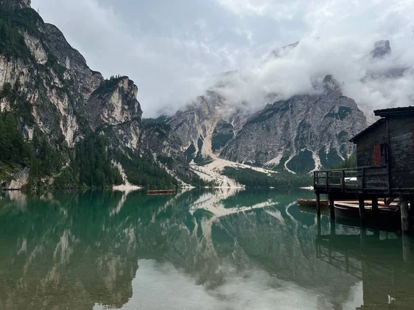 Dağlarda Gölü Olan Manzaralı Bir Manzara — Stok fotoğraf