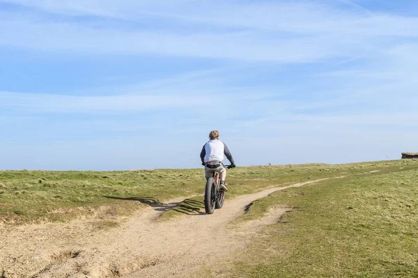 Eine Rückansicht Eines Mannes Mittleren Alters Auf Einem Fahrrad — Stockfoto