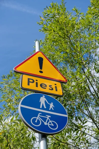 歩行者用道路標識の垂直低角度ショット — ストック写真