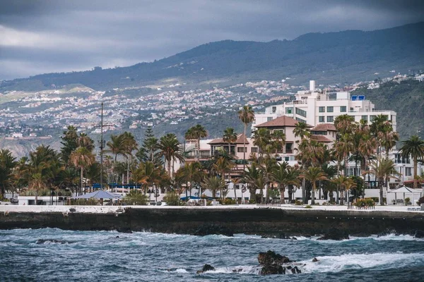 Bela Vista Das Ondas Azuis Quebrando Parede Com Cidade Beira — Fotografia de Stock