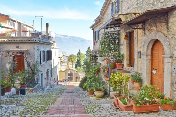 ヴェロリの村の町の植物に囲まれた狭い通りの美しい景色イタリア — ストック写真