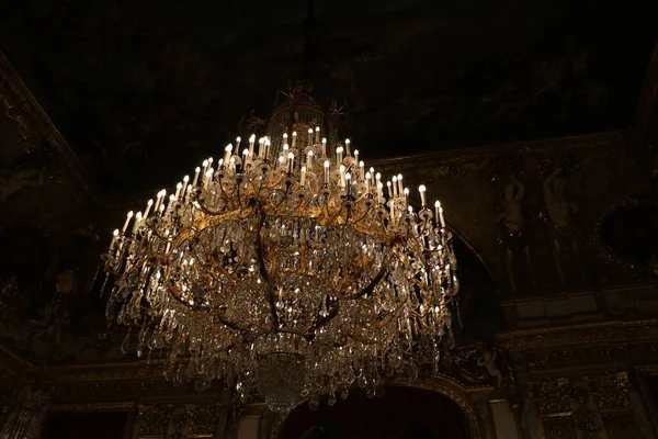 Low Angle Shot Huge Luxurious Chandelier Elegant Hall Decorated Renaissance — Stock Photo, Image