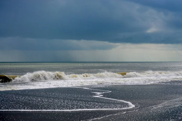 Die Weichen Meereswellen Mit Schaum Einem Kakao Sandstrand — Stockfoto