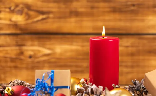 Närbild Bild Ett Rött Ljus Med Juldekorationer — Stockfoto