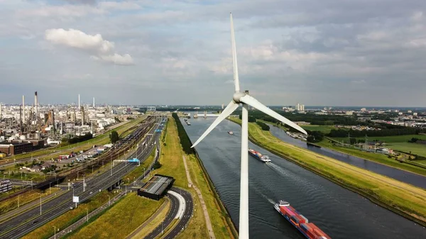 Plan Rapproché Une Éolienne Avec Une Ville Arrière Plan — Photo