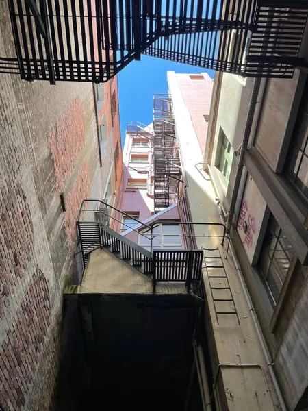 Angle Bas Vertical Escaliers Évacuation Métal Sur Les Murs Bâtiment — Photo