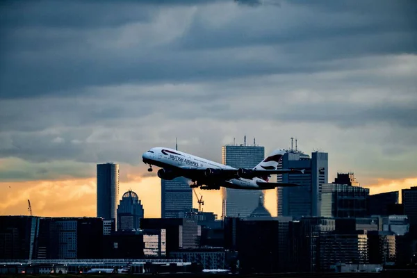 Een Vliegtuig Dat Opstijgt Voor Zomerreizen Boston Usa — Stockfoto