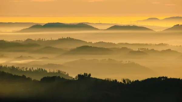 Una Vista Natural Del Paisaje Las Capas Niebla Que Cubren — Foto de Stock