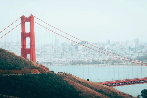 Hermoso Primer Plano Una Torre Golden Gate Bridge Sobre Fondo —  Fotos de Stock