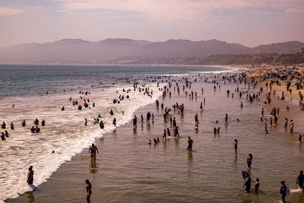 Krásný Záběr Lidí Pláži Santa Monica — Stock fotografie