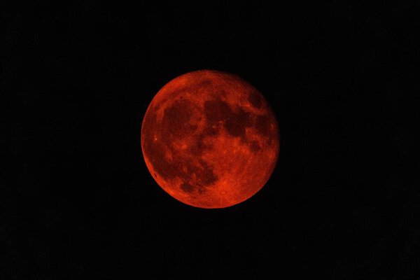 Полная луна в темном черном небе ночью