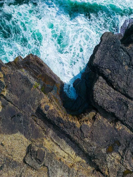 Una Vista Dall Alto Isola Rocciosa Con Onde Forti Irlanda — Foto Stock