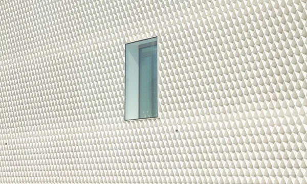 近代的な建物の白い壁に長方形の窓 — ストック写真