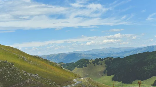 Uma Bela Foto Uma Paisagem Montanhosa — Fotografia de Stock