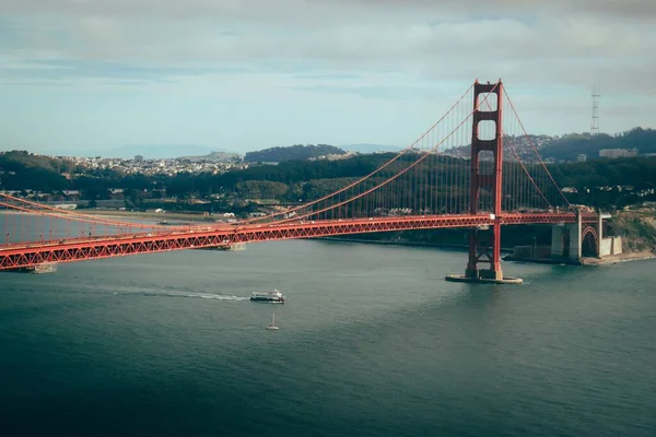 Een Panoramisch Uitzicht Een Golden Gate Bridge Een Stedelijke Achtergrond — Stockfoto