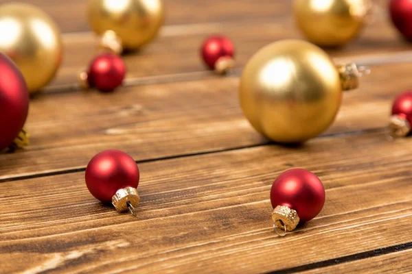 Ahşap Bir Yüzeyde Kırmızı Noel Toplarının Yakın Plan Çekimi — Stok fotoğraf