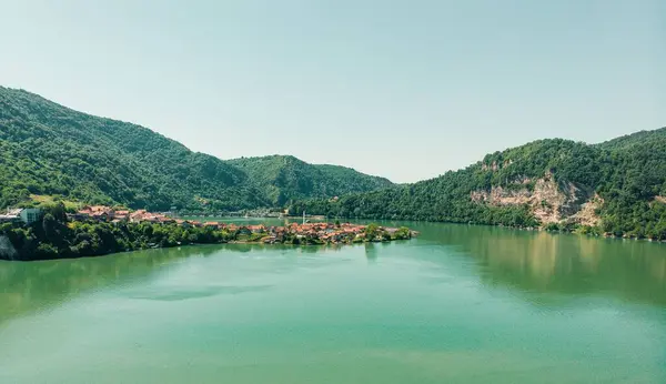 Ein Friedlicher Blick Auf Grüne Berge Und Häuser Ufer Des — Stockfoto