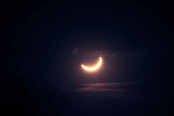 Piękny Widok Księżyca Ciemnym Niebie Nocy — Zdjęcie stockowe
