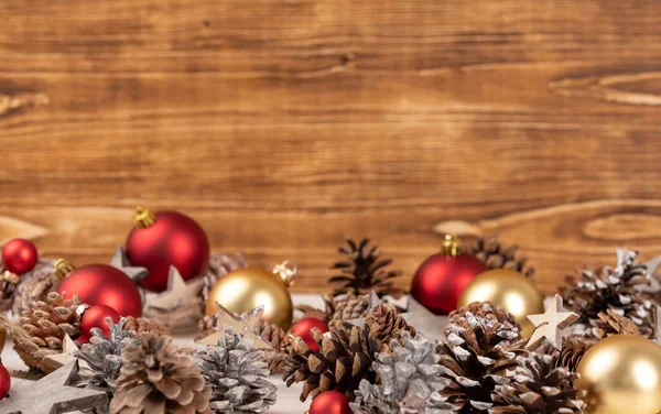 Karácsonyi Keret Baubles Fenyőtoboz Egy Fából Készült Fal Háttérben — Stock Fotó