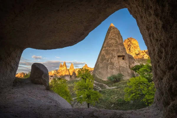 Ciudad Histórica Con Las Cuevas Enormes Rocas Día Soleado — Foto de Stock