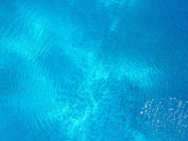 Primo Piano Texture Superficie Dell Acqua Uno Sfondo Blu — Foto Stock