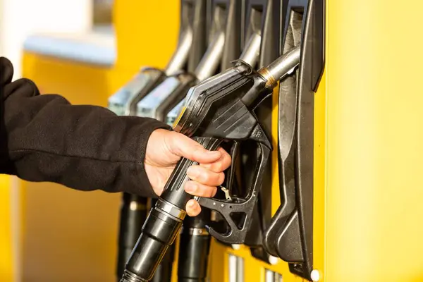 Primer Plano Mano Una Persona Sosteniendo Una Boquilla Combustible Una —  Fotos de Stock