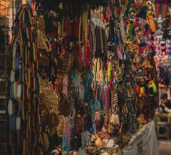 Όμορφα Πολύχρωμα Αξεσουάρ Που Εμφανίζονται Μια Αγορά Του Δρόμου — Φωτογραφία Αρχείου