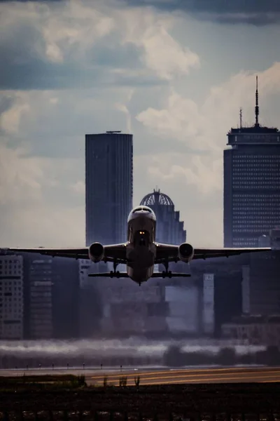 Een Vliegtuig Dat Opstijgt Voor Zomerreizen Boston Usa — Stockfoto