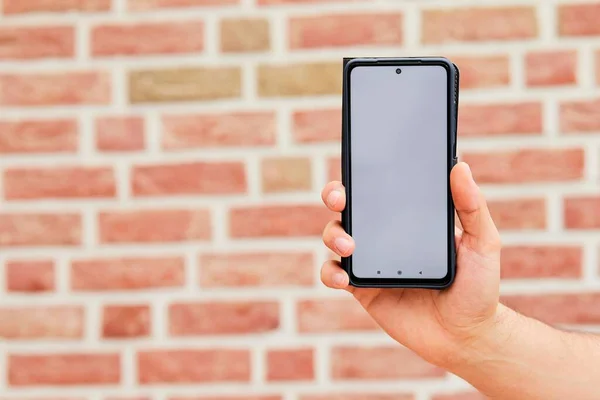 Écran Smartphone Dans Une Main Filles Avec Mur Briques Horizon — Photo
