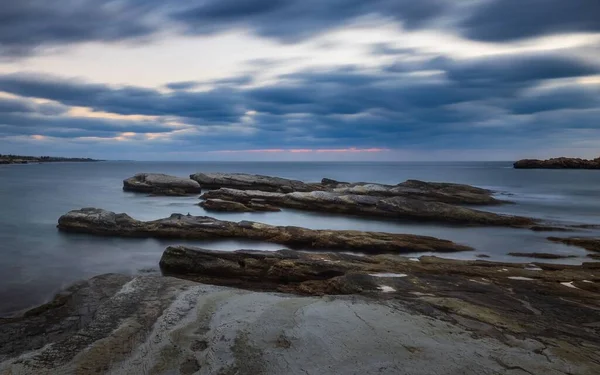 Kıbrıs Gün Batımında Rocky Sahili — Stok fotoğraf