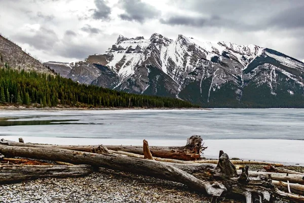 Una Vista Impresionante Una Montaña Nevada Con Lago Fondo — Foto de Stock