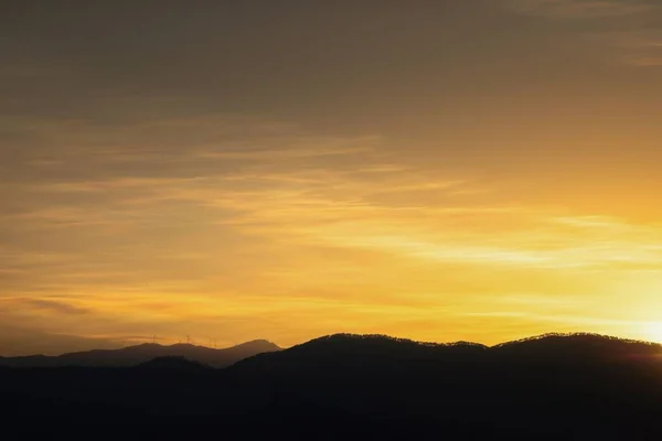 Гарний Жовтий Захід Сонця Над Лісистими Пагорбами Сонячними Променями Горизонті — стокове фото