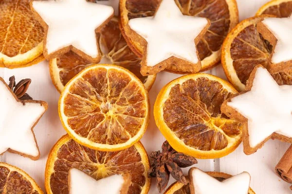 Верхний Вид Звезды Корицы Сушеные Апельсины Белом Фоне Концепции Празднование — стоковое фото