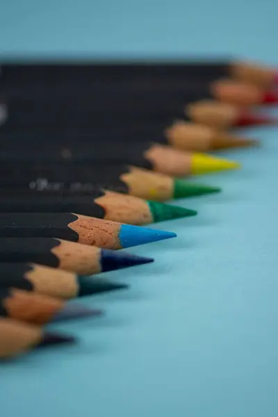 Een Verticaal Shot Van Kleurrijke Scherpe Potloden Een Lichtblauwe Achtergrond — Stockfoto