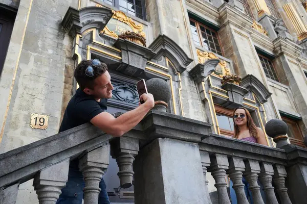 Man Som Fotograferar Ung Kvinnlig Turist Framför Maison Grand Place — Stockfoto