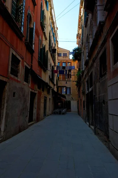 Függőleges Felvétel Egy Sötét Sikátorról Történelmi Épületekkel Velencében Olaszországban — Stock Fotó
