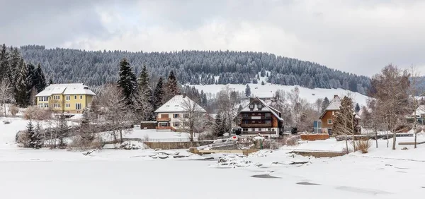 Piękne Ujęcie Budynków Pokrytych Śniegiem Zimą — Zdjęcie stockowe