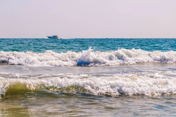 Una Hermosa Toma Olas Rompiendo Del Mar Con Velero Fondo —  Fotos de Stock