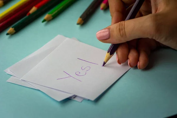 Eine Frau Schreibt Auf Ein Blatt Papier Mit Anderen Bleistiften — Stockfoto